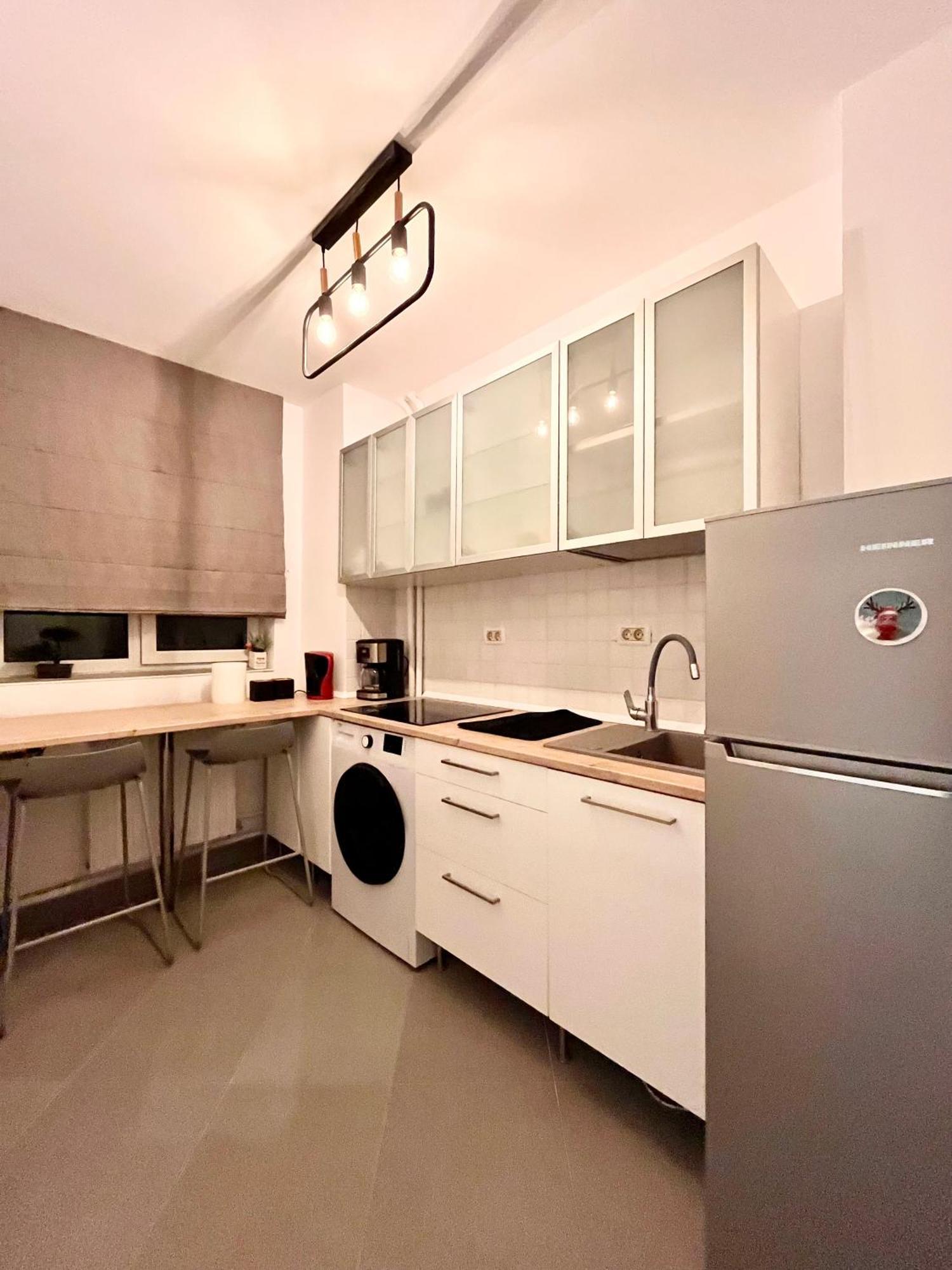 Cozy Apartment With Balcony บูคาเรสต์ ภายนอก รูปภาพ